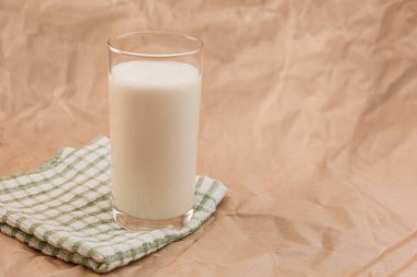 Buruşmuş kağıdın üzerinde bir bardak süt.