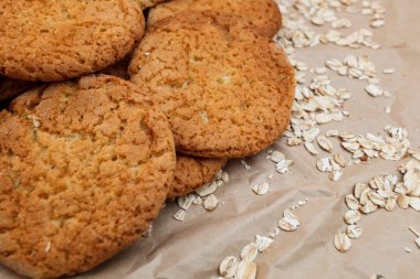 Yulaf ezmeli kurabiye ve dağınık yulaf ezmesi.