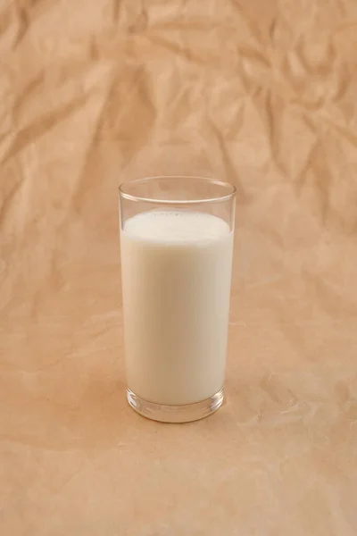 Glas Melk Verkreukelde Papieren Ondergrond — Stockfoto