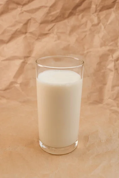 Glas Milch Auf Zerknittertem Papier Hintergrund — Stockfoto