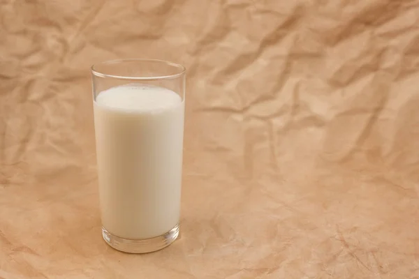 Glas Mjölk Skrynkligt Papper Bakgrund — Stockfoto