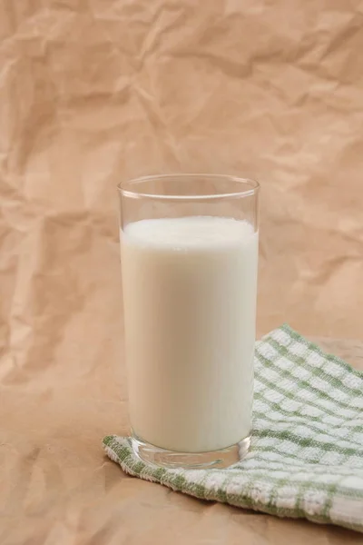 Glas Milch Auf Zerknittertem Papier Hintergrund — Stockfoto