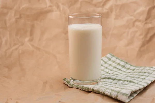 Glas Melk Verkreukelde Papieren Ondergrond — Stockfoto