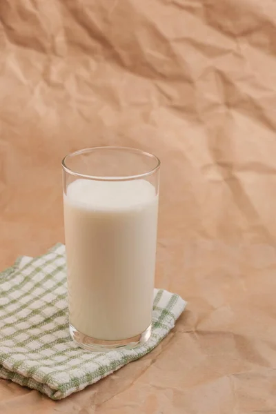 Vaso Leche Sobre Fondo Papel Arrugado —  Fotos de Stock