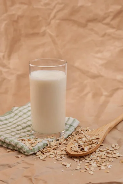 Bicchiere Latte Cucchiaio Legno Con Farina Avena Fondo Carta Sgualcito — Foto Stock