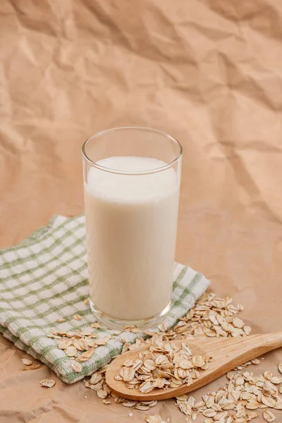 Vaso Leche Cuchara Madera Con Harina Avena Sobre Fondo Papel — Foto de Stock