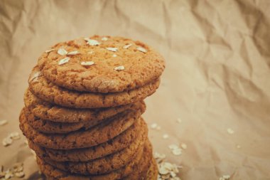 Yulaf ezmeli kurabiye ve dağınık yulaf ezmesi.