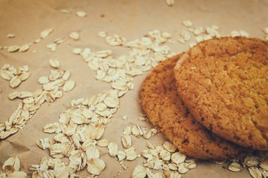 Yulaf ezmeli kurabiye ve dağınık yulaf ezmesi.