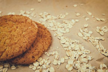 Yulaf ezmeli kurabiye ve dağınık yulaf ezmesi.