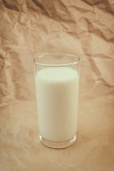 Glas Milch Auf Zerknittertem Papier Hintergrund — Stockfoto