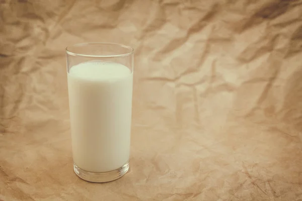 Glas Milch Auf Zerknittertem Papier Hintergrund — Stockfoto