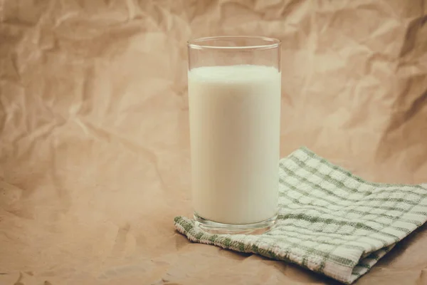 Glas Milch Auf Zerknittertem Papier Hintergrund — Stockfoto