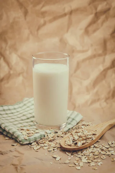 Bicchiere Latte Cucchiaio Legno Con Farina Avena Fondo Carta Sgualcito — Foto Stock