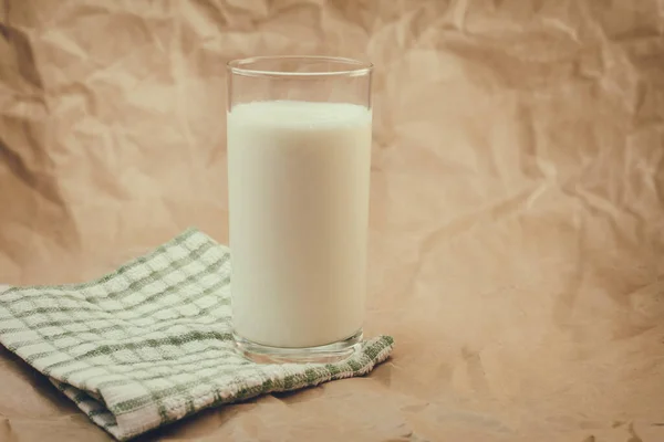 Glas Milch Auf Zerknittertem Papier Hintergrund — Stockfoto