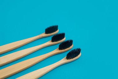 Mavi arkaplanda ahşap diş fırçası