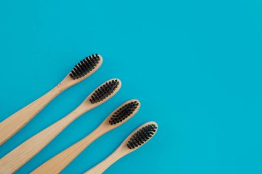 Mavi arkaplanda ahşap diş fırçası