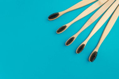 Mavi arkaplanda ahşap diş fırçası