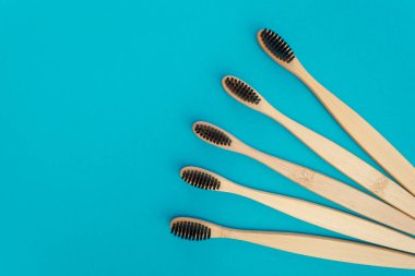 Mavi arkaplanda ahşap diş fırçası