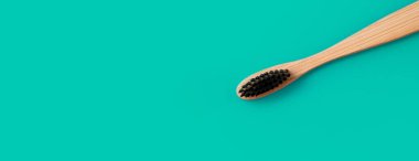 Yeşil panoramik zemin üzerinde ahşap diş fırçası