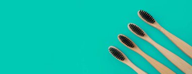 Yeşil panoramik zemin üzerinde ahşap diş fırçası