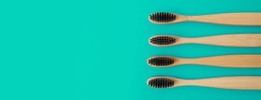 Yeşil panoramik zemin üzerinde ahşap diş fırçası