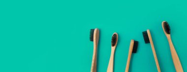 Yeşil panoramik zemin üzerinde ahşap diş fırçası