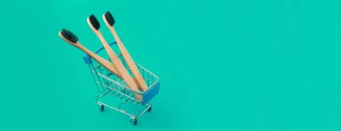 Yeşil panoramik zemin üzerinde ahşap diş fırçası