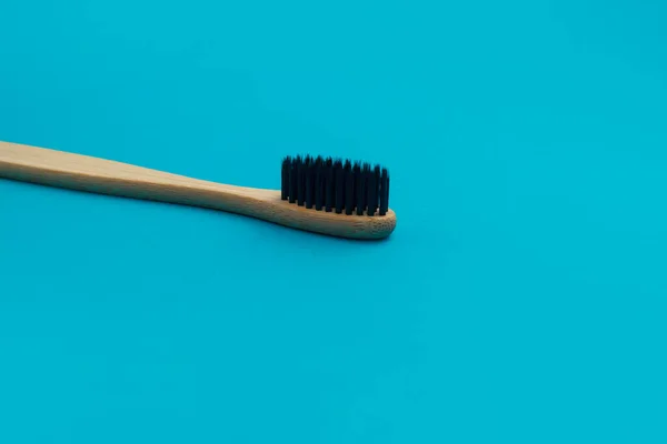 Brosse Dents Bois Sur Fond Bleu — Photo