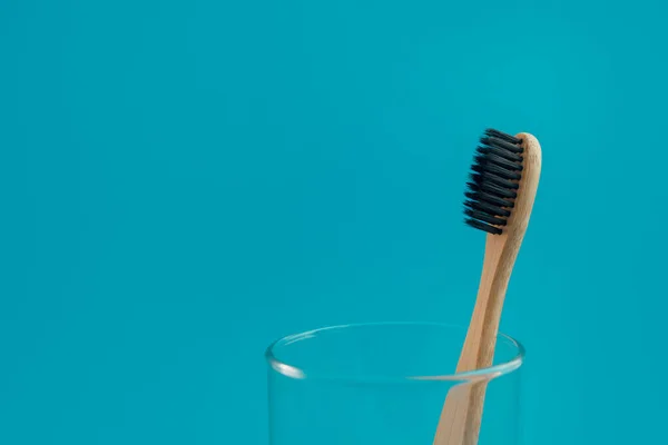 Wooden Toothbrush Blue Background Cup — Stock Photo, Image
