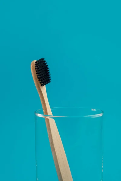 Cepillo Dientes Madera Sobre Fondo Azul Una Taza — Foto de Stock