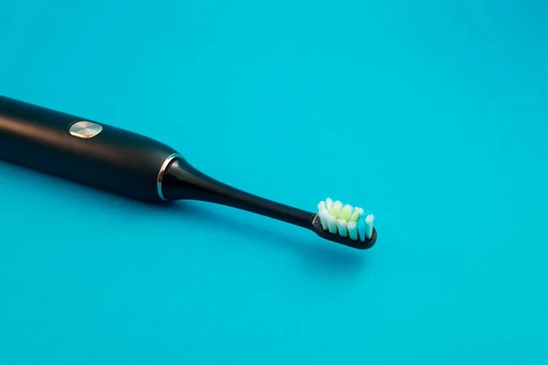 Brosse Dents Électrique Sur Fond Bleu — Photo