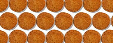 Beyaz arkaplanda yulaf ezmeli kurabiyelerin dokusu