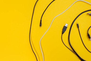 Sarı arkaplandaki USB kabloları