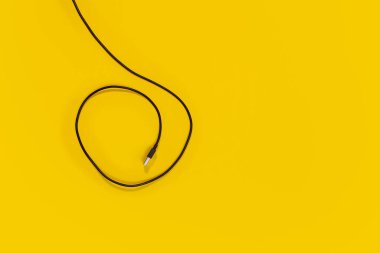 Sarı arkaplandaki USB kabloları