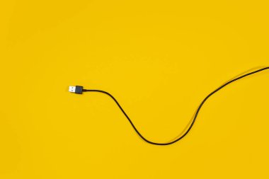 Sarı arkaplandaki USB kabloları