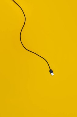 Sarı arkaplandaki USB kabloları