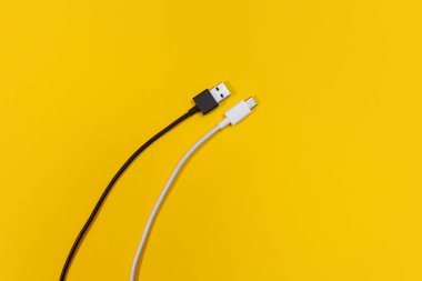 Sarı arkaplandaki USB kabloları