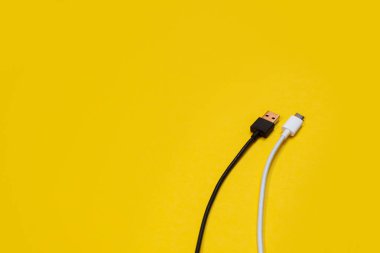 Sarı arkaplandaki USB kabloları