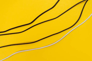 Sarı arkaplandaki USB kabloları