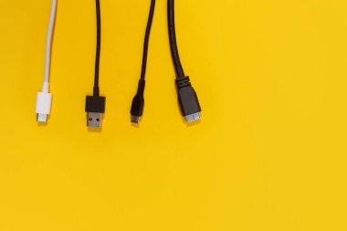 Sarı arkaplandaki USB kabloları