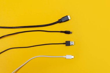 Sarı arkaplandaki USB kabloları