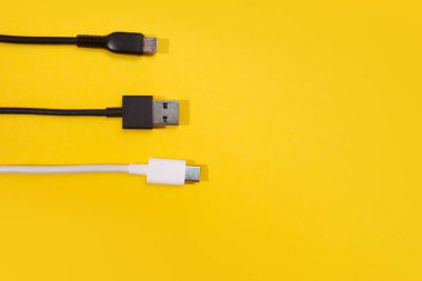 Sarı arkaplandaki USB kabloları