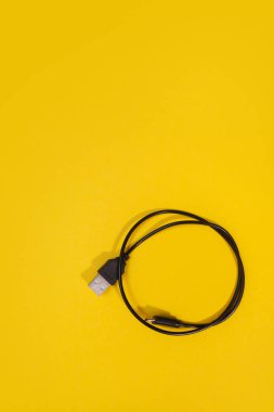 Sarı arkaplandaki USB kabloları