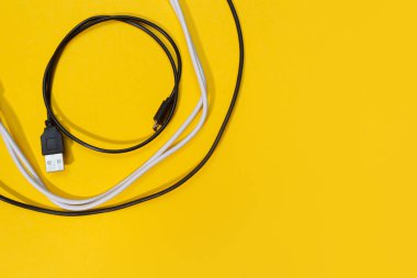 Sarı arkaplandaki USB kabloları