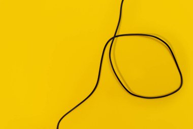 Sarı arkaplandaki USB kabloları