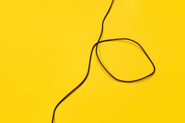 Sarı arkaplandaki USB kabloları