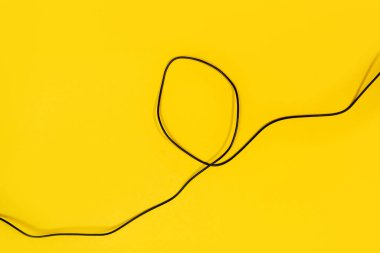 Sarı arkaplandaki USB kabloları