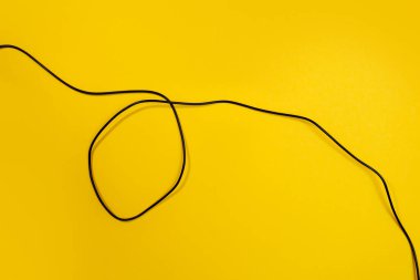 Sarı arkaplandaki USB kabloları