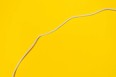 Sarı arkaplandaki USB kabloları