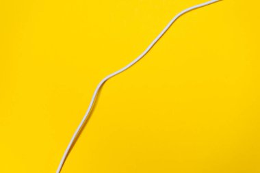 Sarı arkaplandaki USB kabloları